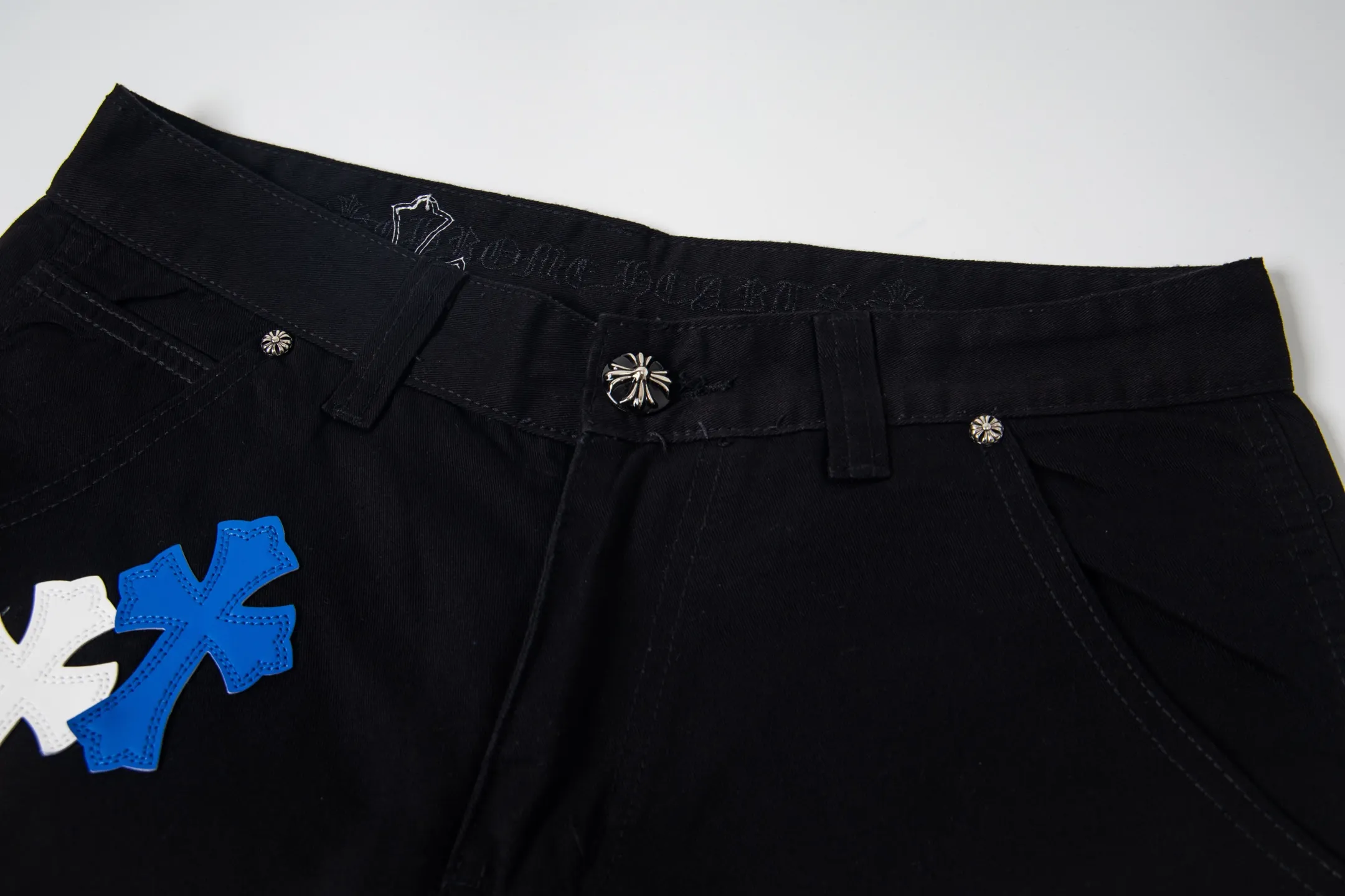 P260 Chrome Hearts Chrome Hearts black denim with white and blue multi-leather hot jeans. CH jeans need to be washed and then disassembled and hand-stitched with sheepskin cross leather and then spliced ​​to complete. The whole piece has too many craftsmanship to explain. The patchwork cross pattern is embellished, and the high-waisted washed jeans! ! Absolutely high-end luxury products, god-level single products, super popular products, made with top heavy industry, a magic weapon that cannot be missed. About Kroxin This is an extremely luxurious fashion brand, which can also be called the aristocrats of the high street. It has always been an exclusive brand for some hipsters or rich second generation. Compared with ordinary high streets, it is more luxurious and noble. Compared with luxury brands, it has a more fashionable personality and has always been a brand that I have a special liking for. Style number: 1765# Color: black Size: 28 30 32 34 36